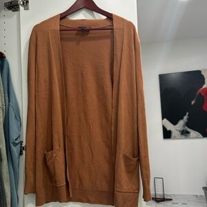 Pocketed buttonless cardigan in a chestnut color